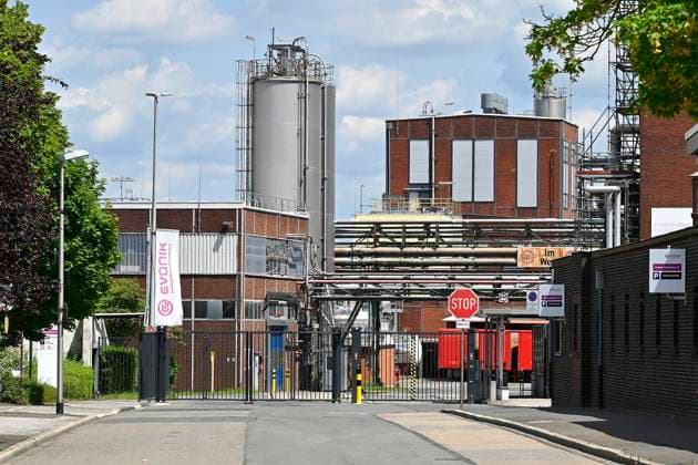 Evonik will Standort Witten 2027 schließen ** NUR FÜR REDAKTIONELLE ZWECKE ** EDITORIAL USE ONLY **<p>Ansicht Werkstor an der Arthur-Imhausen-Straße: Der Chemiekonzern Evonik Industries AG, fotografiert am 18.6.2026, will den Standort Witten, gelegen an der Arthur-Imhausen-Straße zwischen Dortmunder Straße und Annenstraße in Witten im kommenden Jahr 2027 schließen. -- Deutschland NRW Witten Copyright: JürgenxTheobald *** Evonik Plans to Close Its Witten Site in 2027 FOR EDITORIAL PURPOSES ONLY EDITORIAL USE ONLY p View of the plant gate on Arthur Imhausen Straße The chemical company Evonik Industries AG, photographed on June 18, 2026, plans to close its Witten site, located on Arthur Imhausen Street between Dortmunder Street and Copyright: JürgenxTheobald doc86cd75bvfvcdh80h806 ,EDITORIAL USE ONLY
