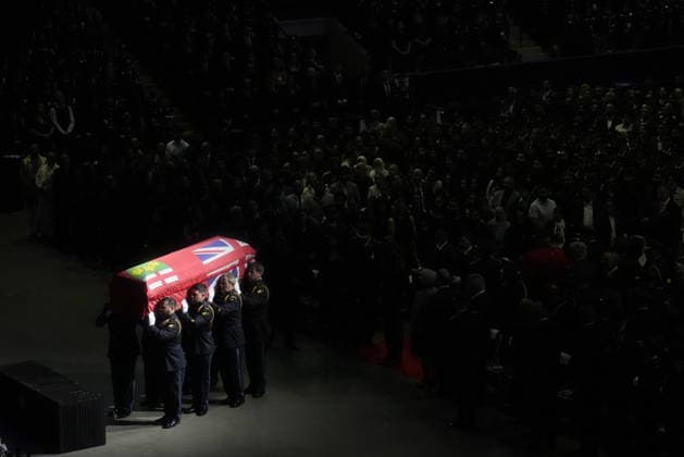 News Bilder des Tages June 18, 2026, Mississauga, On, CANADA: The flag covered casket is carried by police officer during funeral service for OPP Provincial Constable Tarun Bali at the Mississauga Sports and Entertainment Centre in Mississauga, Ont., on Thursday, June 18, 2026. Mississauga CANADA  - ZUMAc35_ 20260618_zaf_c35_015 Copyright: xNathanxDenettex