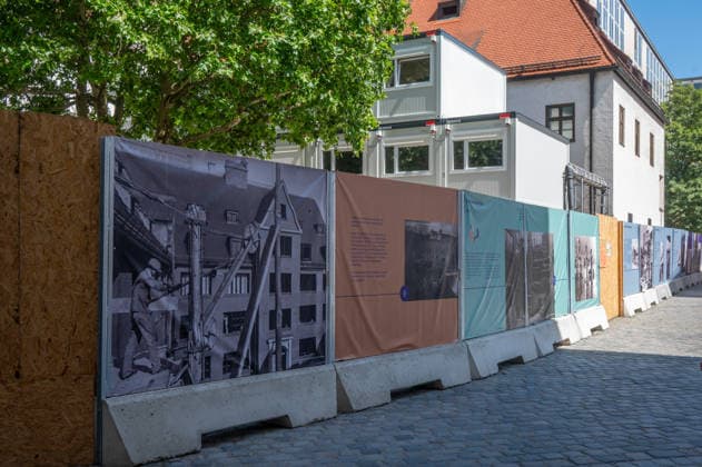 Muenchen bei der Praesentation des Bauzaunes, Start in die Bauphase, der Bauzaun mit den Bildern *** Munich at the unveiling of the construction fence, the start of the construction phase, the construction fence with the pictures,detected_source_language