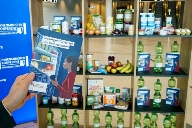 CNTV INNENMINISTER- Praesentation des Notfallrucksack mit Verschiedenen Dosen Pakete Glaeser Lebensmittel zum Ueberleben am zweiten Tag der Innenministerkonferenz im CCH präsentiert 18.06.2026 auf der 225.Sitzung der Staendigen Konferenz der Innenminister und Senatoren der Laender im Congress Center Hamburg Hamburg Deutschland *** CNTV MINISTER OF THE INTERIOR