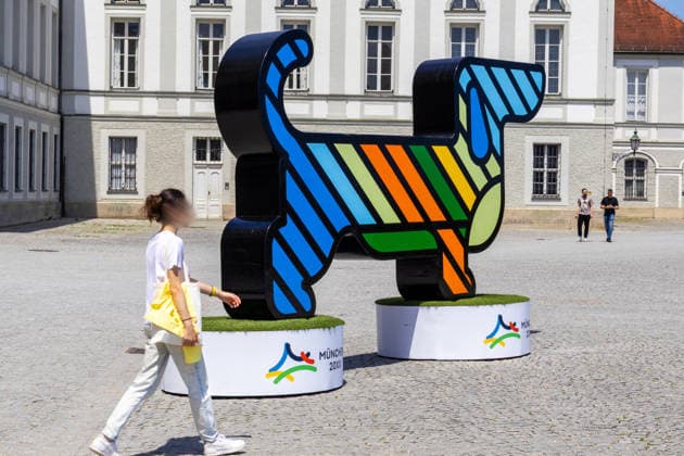 Munich, Bavaria, Germany - June 18, 2026: Waldi, the Olympic dachshund mascot, figurine, statue. Press conference held by the top sports federations in front of Nymphenburg Palace to present Munich™s expanded bid concept, as well as the unique features and opportunities the state capital offers as a national candidate for the Summer Olympic Games *** Maskottchen Olympia-Dackel Waldi Figur, Statue. Pressekonferenz der Spitzensportverbände vor Schloss Nymphenburg zur Vorstellung des erweiterten Münchner Bewerbungskonzepts sowie der Besonderheiten und Chancen der Landeshauptstadt als nationaler Bewerber für die Olympischen Sommerspiele