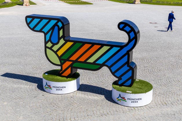 Munich, Bavaria, Germany - June 18, 2026: Waldi, the Olympic dachshund mascot, figurine, statue. Press conference held by the top sports federations in front of Nymphenburg Palace to present Munich™s expanded bid concept, as well as the unique features and opportunities the state capital offers as a national candidate for the Summer Olympic Games *** Maskottchen Olympia-Dackel Waldi Figur, Statue. Pressekonferenz der Spitzensportverbände vor Schloss Nymphenburg zur Vorstellung des erweiterten Münchner Bewerbungskonzepts sowie der Besonderheiten und Chancen der Landeshauptstadt als nationaler Bewerber für die Olympischen Sommerspiele