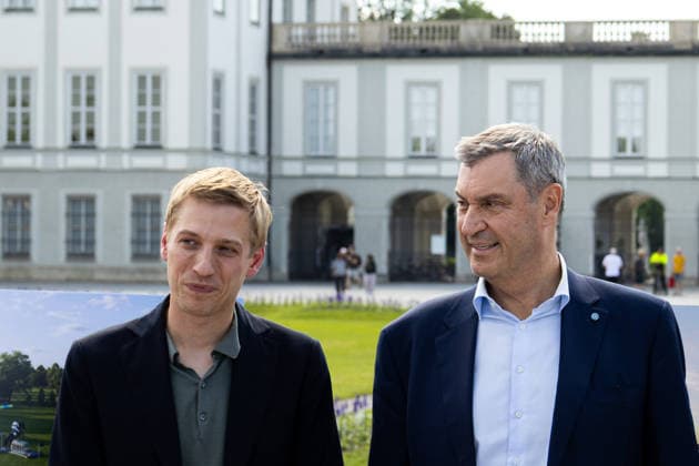 Munich, Bavaria, Germany - June 18, 2026: Dominik Krause (Alliance 90 The Greens, Mayor of Munich) and Dr. Markus Söder (CSU, Minister-President of Bavaria). Press conference held by the leading sports federations in front of Nymphenburg Palace to present Munich™s expanded bid proposal, as well as the unique features and opportunities the state capital offers as a national candidate for the Summer Olympic Games *** Dominik Krause (Bündnis 90 Die Grünen, OB, Oberbürgermeister Stadt München) und Dr. Markus Söder (CSU, Ministerpräsident Bayern). Pressekonferenz der Spitzensportverbände vor Schloss Nymphenburg zur Vorstellung des erweiterten Münchner Bewerbungskonzepts sowie der Besonderheiten und Chancen der Landeshauptstadt als na