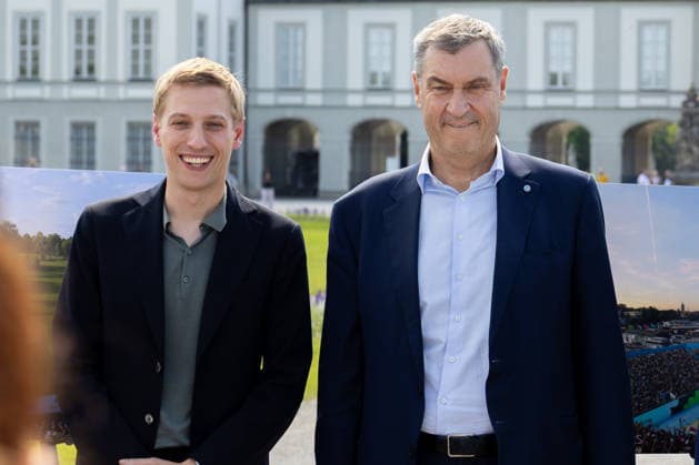Munich, Bavaria, Germany - June 18, 2026: Dominik Krause (Alliance 90 The Greens, Mayor of Munich) and Dr. Markus Söder (CSU, Minister-President of Bavaria). Press conference held by the leading sports federations in front of Nymphenburg Palace to present Munich™s expanded bid proposal, as well as the unique features and opportunities the state capital offers as a national candidate for the Summer Olympic Games *** Dominik Krause (Bündnis 90 Die Grünen, OB, Oberbürgermeister Stadt München) und Dr. Markus Söder (CSU, Ministerpräsident Bayern). Pressekonferenz der Spitzensportverbände vor Schloss Nymphenburg zur Vorstellung des erweiterten Münchner Bewerbungskonzepts sowie der Besonderheiten und Chancen der Landeshauptstadt als na