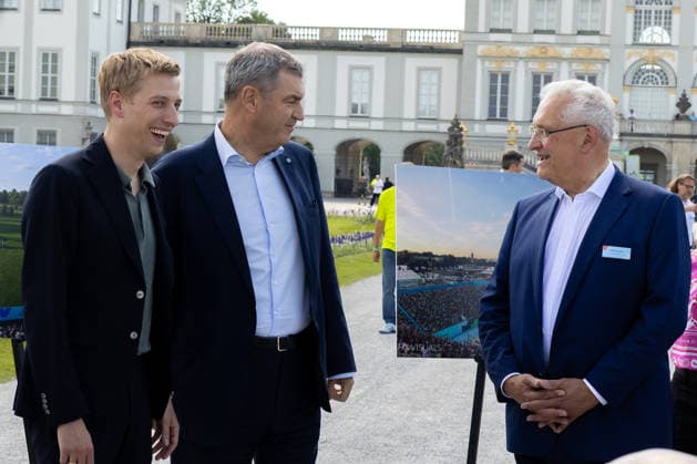 Munich, Bavaria, Germany - June 18, 2026: Dominik Krause (Alliance 90 The Greens, Mayor of Munich), Dr. Markus Söder (CSU, Minister-President of Bavaria), and Joachim Herrmann (CSU, Minister of the Interior of Bavaria). Press conference held by the top sports federations in front of Nymphenburg Palace to present Munich™s expanded bid concept, as well as the unique features and opportunities the state capital offers as a national candidate for the Summer Olympic Games *** Dominik Krause (Bündnis 90 Die Grünen, OB, Oberbürgermeister Stadt München), Dr. Markus Söder (CSU, Ministerpräsident Bayern) und Joachim Herrmann (CSU, Innenminister Bayern). Pressekonferenz der Spitzensportverbände vor Schloss Nymphenburg zur Vorstellung des er