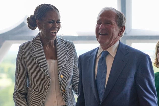 News Bilder des Tages Former President George W. Bush laughs with former first lady Michelle Obama ahead of the dedication ceremony at the Obama Presidential Center in Chicago on Thursday, June 18, 2026. Pool photo by Pablo Martinez Monsivais  WAX20260618813 PabloxMartinezxMonsivais