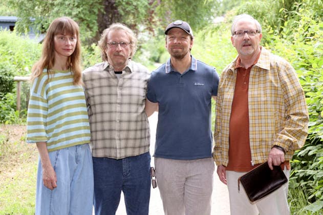 Katharina Marie Schubert, Bjarne Mädel, Lars Jessen und Olli Dittrich beim Fototermin am Set vom NDR-Film Prange 2 im Kleingartenverein Stresemannallee. Hamburg, 18.06.2026 *** Katharina Marie Schubert, Bjarne Mädel, Lars Jessen, and Olli Dittrich at a photo shoot on the set of the NDR film Prange 2 at the Stresemannallee Allotment Garden Association in Hamburg, June 18, 2026,detected_source_language Foto:xgbrcix xFuturexImagex prange_6601