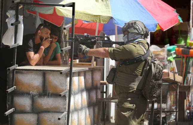 News Bilder des Tages June 18, 2026, Nablus, West Bank, Palestine: An Israeli soldier aims his weapon during a raid on the Balata refugee camp east of Nablus in the West Bank. Israeli forces raided the central market during a security operation. Palestinian sources said that the army arrested seven Palestinians from various neighborhoods in Nablus and its surrounding refugee camps. Nablus Palestine - ZUMAs197 20260618_aaa_s197_004 Copyright: xNasserxishatyehx