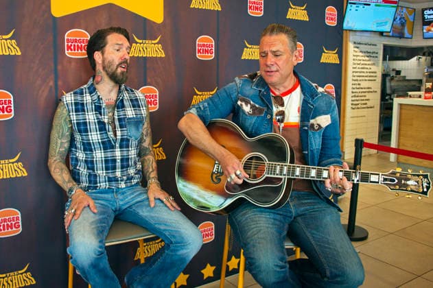 Alec Völkel und Sascha Vollmer beim Event The BossHoss - Das kleinste Konzert ihrer Bandgeschichte im Burger King in der Landsberger Allee. Berlin, 18.06.2026 *** Alec Völkel and Sascha Vollmer at the event The BossHoss Foto:xC.xBehringx xFuturexImagex bosshoss_6605