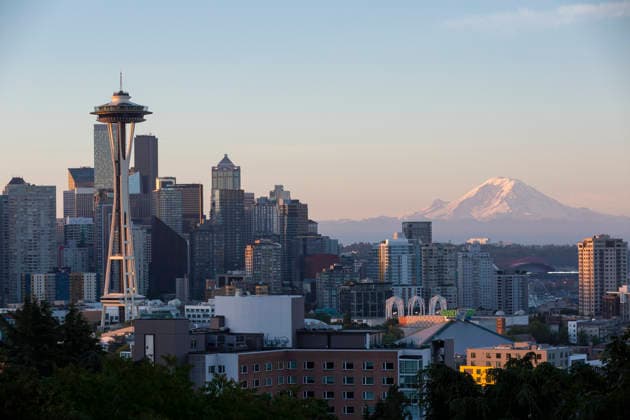 News Bilder des Tages June 18, 2026, Seattle, Washington, USA: The sun rises over the city skyline on Thursday, June 18, 2026 as Seattle prepares for the upcoming FIFA World Cup match between USA and Australia. The iconic landmark currently sports a roof painted as a giant soccer ball. Seattle USA  - ZUMAg235 20260618_zap_g235_008 Copyright: xPaulxChristianxGordonx