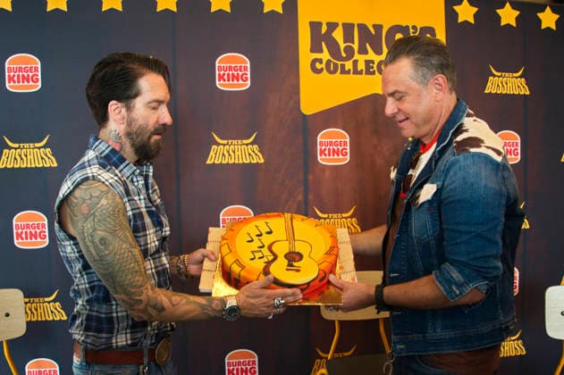 Alec Völkel und Sascha Vollmer beim Event The BossHoss - Das kleinste Konzert ihrer Bandgeschichte im Burger King in der Landsberger Allee. Berlin, 18.06.2026 *** Alec Völkel and Sascha Vollmer at the event The BossHoss Foto:xC.xBehringx xFuturexImagex bosshoss_6615