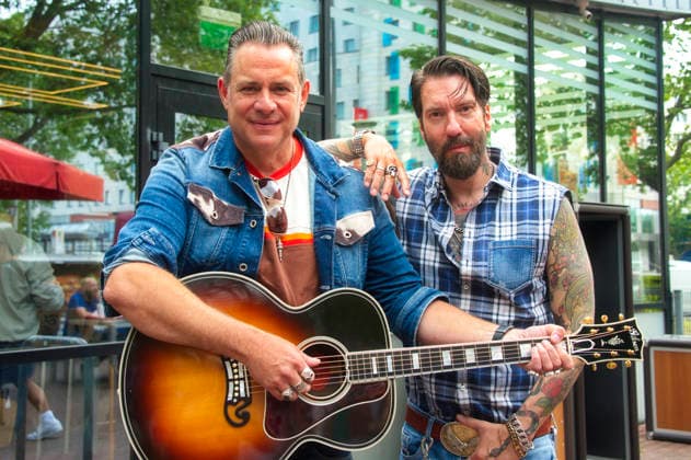 Entertainment Bilder des Tages Sascha Vollmer und Alec Völkel beim Event The BossHoss - Das kleinste Konzert ihrer Bandgeschichte im Burger King in der Landsberger Allee. Berlin, 18.06.2026 *** Sascha Vollmer and Alec Völkel at the event The BossHoss Foto:xC.xBehringx xFuturexImagex bosshoss_6619