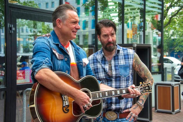Sascha Vollmer und Alec Völkel beim Event The BossHoss - Das kleinste Konzert ihrer Bandgeschichte im Burger King in der Landsberger Allee. Berlin, 18.06.2026 *** Sascha Vollmer and Alec Völkel at the event The BossHoss Foto:xC.xBehringx xFuturexImagex bosshoss_6620