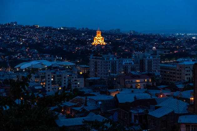 News Bilder des Tages June 18, 2026, Tbilisi, Georgia: The golden-domed Holy Trinity Cathedral (Sameba) shine at night on the hillside of Tbilisi, Georgia. Tbilisi Georgia  - ZUMAz174 20260618_zip_z174_002 Copyright: xMoexZoyarix