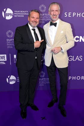 18.06.2026, Udo Heuser (Geschäftsführer Wiesbadener Nobilis Group und President Fragrance Foundation Germany) zusammen mit Andreas Fuhlisch (Kosmetikverband) auf dem Purple Carpet bei den Verleihung des DUFTSTARS Award in den Rheinterrassen Düsseldorf. Der Deutscher Parfumpreis DUFTSTARS 2026 zählen zu den renommiertesten Beautyawards und Duft-Awards Deutschlands. Nordrhein-Westfalen Deutschland *** June 18, 2026, Udo Heuser, Managing Director of the Wiesbaden-based Nobilis Group and President of the Fragrance Foundation Germany, together with Andreas Fuhlisch of the Cosmetics Association, on the Purple Carpet at the DUFTSTARS Award ceremony at the Rheinterrassen in Düsseldorf. The German perfume award DUFTSTARS 2026 is among Germany’