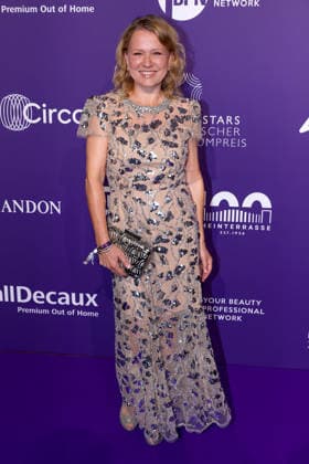 18.06.2026, Nova Meierhenrich (Schauspielerin) auf dem Purple Carpet bei den Verleihung des DUFTSTARS Award in den Rheinterrassen Düsseldorf. Der Deutscher Parfumpreis DUFTSTARS 2026 zählen zu den renommiertesten Beautyawards und Duft-Awards Deutschlands. Nordrhein-Westfalen Deutschland *** June 18, 2026, Nova Meierhenrich, actress, on the Purple Carpet at the DUFTSTARS Awards ceremony at the Rheinterrassen in Düsseldorf. The German perfume award DUFTSTARS 2026 is one of the most prestigious beauty and fragrance awards in Germany, North Rhine-Westphalia, Germany,detected_source_language