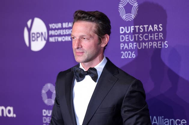 18.06.2026, Alexander Kumptner (österreichischer Koch und Fernsehkoch) auf dem Purple Carpet bei den Verleihung des DUFTSTARS Award in den Rheinterrassen Düsseldorf. Der Deutscher Parfumpreis DUFTSTARS 2026 zählen zu den renommiertesten Beautyawards und Duft-Awards Deutschlands. Nordrhein-Westfalen Deutschland *** June 18, 2026, Alexander Kumptner, Austrian chef and TV chef, on the Purple Carpet at the DUFTSTARS Awards ceremony at the Rheinterrassen in Düsseldorf. The German Perfume Award DUFTSTARS 2026 is one of the most prestigious beauty and fragrance awards in Germany, North Rhine-Westphalia, Germany,detected_source_language