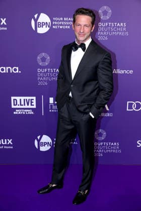 18.06.2026, Alexander Kumptner (österreichischer Koch und Fernsehkoch) auf dem Purple Carpet bei den Verleihung des DUFTSTARS Award in den Rheinterrassen Düsseldorf. Der Deutscher Parfumpreis DUFTSTARS 2026 zählen zu den renommiertesten Beautyawards und Duft-Awards Deutschlands. Nordrhein-Westfalen Deutschland *** June 18, 2026, Alexander Kumptner, Austrian chef and TV chef, on the Purple Carpet at the DUFTSTARS Awards ceremony at the Rheinterrassen in Düsseldorf. The German Perfume Award DUFTSTARS 2026 is one of the most prestigious beauty and fragrance awards in Germany, North Rhine-Westphalia, Germany,detected_source_language