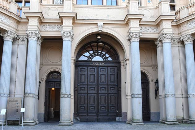 Eingangsportal zum Landtag von Mecklenburg-Vorpommern im Schweriner Schlosses. Im September wird der Landtag neu gewaehlt. *** Entrance to the State Parliament of Mecklenburg-Western Pomerania in Schwerin Castle. New state parliament elections will be held in September.,detected_source_language