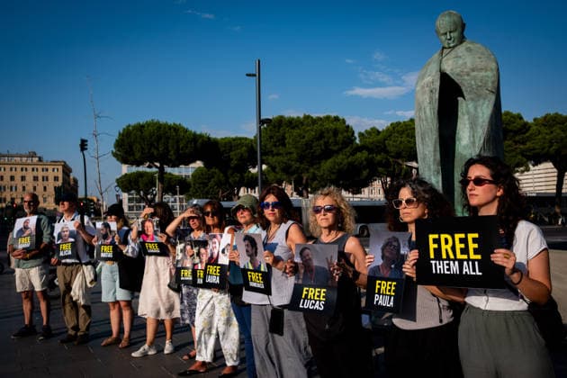 News Bilder des Tages June 18, 2026, Rome, Rm, Italy: Amnesty International launches a permanent national mobilization with protests across Italy in support of the 10 people from the Global Sumud Land Convoy who have been held captive in Libya for 24 days. In Rome, activists gather in the square in front of Termini Station, near the statue of Pope John Paul II. Rome Italy - ZUMAg256 20260618_znp_g256_007 Copyright: xMarcoxDixGianvitox