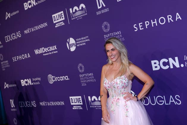 18.06.2026, Sarah Mangione (Schauspielerin und Fernsehmoderatorin) auf dem Purple Carpet bei den Verleihung des DUFTSTARS Award in den Rheinterrassen Düsseldorf. Der Deutscher Parfumpreis DUFTSTARS 2026 zählen zu den renommiertesten Beautyawards und Duft-Awards Deutschlands. Nordrhein-Westfalen Deutschland *** June 18, 2026, Sarah Mangione, actress and TV host, on the Purple Carpet at the DUFTSTARS Awards ceremony at the Rheinterrassen in Düsseldorf. The German perfume award DUFTSTARS 2026 is one of the most prestigious beauty and fragrance awards in Germany, North Rhine-Westphalia, Germany,detected_source_language
