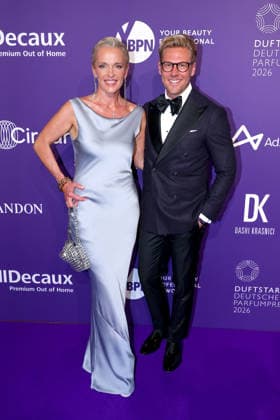 18.06.2026, Gina Drewalowski (Model und Influencerin) zusammen mit Stephan Kemen (CEO Mäurer + Wirtz) auf dem Purple Carpet bei den Verleihung des DUFTSTARS Award in den Rheinterrassen Düsseldorf. Der Deutscher Parfumpreis DUFTSTARS 2026 zählen zu den renommiertesten Beautyawards und Duft-Awards Deutschlands. Nordrhein-Westfalen Deutschland *** June 18, 2026, Gina Drewalowski, model and influencer, alongside Stephan Kemen, CEO of Mäurer Wirtz, on the Purple Carpet at the DUFTSTARS Awards ceremony at the Rheinterrassen in Düsseldorf. The German perfume award DUFTSTARS 2026 is one of the most prestigious beauty and fragrance awards in NorthernRhineland-Westphalia, Germany,detected_source_language
