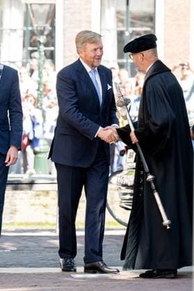 Leiden, The Netherlands, 2026-06-18 15:10:14 LEIDEN, 18-06-2026, Leiden University At the invitation of King Willem-Alexander and Queen Maxima, Emperor Naruhito of Japan is paying a state visit to the Netherlands. Emperor Naruhito is accompanied by Her Majesty Empress Masako. The state visit is a confirmation of the close and historic relationship between Japan and the Netherlands. The countries share 426 years of bilateral relations. PHOTO: NLBeeld Patrick van Emst In the photo: Emperor Naruhito and King Willem-Alexander visit Leiden University. In the Academy Building, they visit a temporary exhibition of objects from various Leiden Japan collections, the Sweat Room where graduates sign their names, and the Senate Chamber. Credit: NL  Copyright: xx x