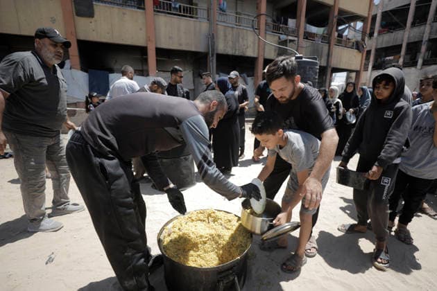 Jabalia Gaza Strip Displacement Crisis Volunteers distribute food aid to displaced Palestinians at the Al-Faluja School shelter in Jabalia, in the northern Gaza Strip, on June 18, 2026. Thousands of displaced families in northern Gaza rely on humanitarian assistance as shortages of food, water and basic supplies persist amid the continuing conflict and humanitarian crisis. Gaza Gaza Strip Palestinian Territories Copyright: xAhmedxAlxArinix