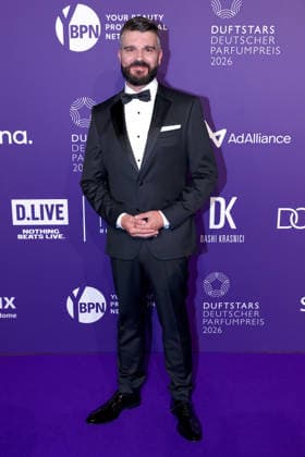 18.06.2026, Patrik Loeb DerDuftDude (Influencer Parfüminfluencer) auf dem Purple Carpet bei den Verleihung des DUFTSTARS Award in den Rheinterrassen Düsseldorf. Der Deutscher Parfumpreis DUFTSTARS 2026 zählen zu den renommiertesten Beautyawards und Duft-Awards Deutschlands. Nordrhein-Westfalen Deutschland *** June 18, 2026, Patrik Loeb, DerDuftDude, influencer and perfume influencer, on the Purple Carpet at the DUFTSTARS Awards ceremony at the Rheinterrassen in Düsseldorf. The German perfume award DUFTSTARS 2026 is one of the most prestigious beauty and fragrance awards in Germany, North Rhine-Westphalia, Germany,detected_source_language