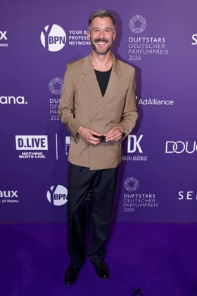 18.06.2026, Jochen Schropp (Schauspieler und Fernsehmoderator) auf dem Purple Carpet bei den Verleihung des DUFTSTARS Award in den Rheinterrassen Düsseldorf. Der Deutscher Parfumpreis DUFTSTARS 2026 zählen zu den renommiertesten Beautyawards und Duft-Awards Deutschlands. Nordrhein-Westfalen Deutschland *** June 18, 2026, Jochen Schropp, actor and TV host, on the Purple Carpet at the DUFTSTARS Awards ceremony at the Rheinterrassen in Düsseldorf. The German perfume award DUFTSTARS 2026 is one of the most prestigious beauty and fragrance awards in Germany, North Rhine-Westphalia, Germany,detected_source_language
