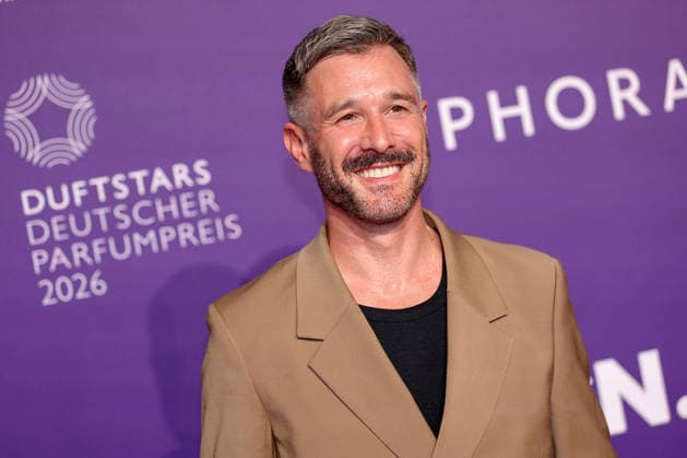 18.06.2026, Jochen Schropp (Schauspieler und Fernsehmoderator) auf dem Purple Carpet bei den Verleihung des DUFTSTARS Award in den Rheinterrassen Düsseldorf. Der Deutscher Parfumpreis DUFTSTARS 2026 zählen zu den renommiertesten Beautyawards und Duft-Awards Deutschlands. Nordrhein-Westfalen Deutschland *** June 18, 2026, Jochen Schropp, actor and TV host, on the Purple Carpet at the DUFTSTARS Awards ceremony at the Rheinterrassen in Düsseldorf. The German perfume award DUFTSTARS 2026 is one of the most prestigious beauty and fragrance awards in Germany, North Rhine-Westphalia, Germany,detected_source_language