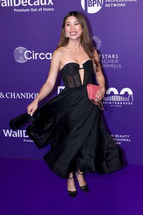 18.06.2026, Nihan Sen (Influencerin) auf dem Purple Carpet bei den Verleihung des DUFTSTARS Award in den Rheinterrassen Düsseldorf. Der Deutscher Parfumpreis DUFTSTARS 2026 zählen zu den renommiertesten Beautyawards und Duft-Awards Deutschlands. Nordrhein-Westfalen Deutschland *** June 18, 2026, Nihan Sen, influencer, on the Purple Carpet at the DUFTSTARS Awards ceremony at the Rheinterrassen in Düsseldorf. The German perfume award DUFTSTARS 2026 is one of the most prestigious beauty and fragrance awards in Germany, North Rhine-Westphalia, Germany,detected_source_language