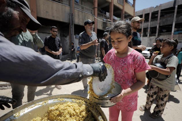 Jabalia Gaza Strip Displacement Crisis A volunteer serves food aid to displaced Palestinians at the Al-Faluja School shelter in Jabalia, in the northern Gaza Strip, on June 18, 2026. Thousands of displaced families in northern Gaza rely on humanitarian assistance as shortages of food, water and basic supplies persist amid the continuing conflict and humanitarian crisis. Gaza Gaza Strip Palestinian Territories Copyright: xAhmedxAlxArinix