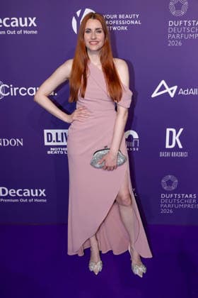 18.06.2026, Bella Lesnik (Radio- und Fernsehmoderatorin) auf dem Purple Carpet bei den Verleihung des DUFTSTARS Award in den Rheinterrassen Düsseldorf. Der Deutscher Parfumpreis DUFTSTARS 2026 zählen zu den renommiertesten Beautyawards und Duft-Awards Deutschlands. Nordrhein-Westfalen Deutschland *** June 18, 2026, Bella Lesnik, radio and television host, on the Purple Carpet at the DUFTSTARS Awards ceremony at the Rheinterrassen in Düsseldorf. The German Perfume Award DUFTSTARS 2026 is one of the most prestigious beauty and fragrance awards in Germany, North Rhine-Westphalia, Germany,detected_source_language