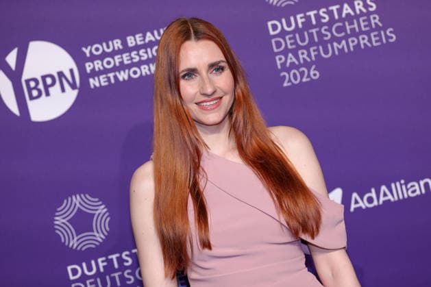 18.06.2026, Bella Lesnik (Radio- und Fernsehmoderatorin) auf dem Purple Carpet bei den Verleihung des DUFTSTARS Award in den Rheinterrassen Düsseldorf. Der Deutscher Parfumpreis DUFTSTARS 2026 zählen zu den renommiertesten Beautyawards und Duft-Awards Deutschlands. Nordrhein-Westfalen Deutschland *** June 18, 2026, Bella Lesnik, radio and television host, on the Purple Carpet at the DUFTSTARS Awards ceremony at the Rheinterrassen in Düsseldorf. The German Perfume Award DUFTSTARS 2026 is one of the most prestigious beauty and fragrance awards in Germany, North Rhine-Westphalia, Germany,detected_source_language
