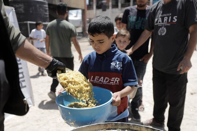 News Bilder des Tages Jabalia Gaza Strip Displacement Crisis A volunteer serves food aid to displaced Palestinians at the Al-Faluja School shelter in Jabalia, in the northern Gaza Strip, on June 18, 2026. Thousands of displaced families in northern Gaza rely on humanitarian assistance as shortages of food, water and basic supplies persist amid the continuing conflict and humanitarian crisis. Gaza Gaza Strip Palestinian Territories Copyright: xAhmedxAlxArinix