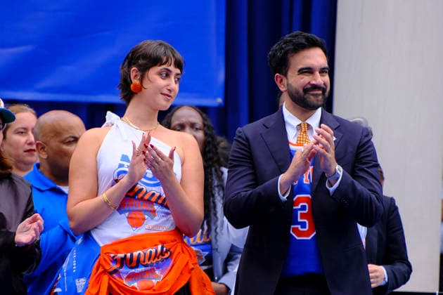 News Bilder des Tages NEW YORK, NY- JUNE 18: Rama Duwaji and New York City Mayor Zohran Mamdani pictured at the New York Knicks 2026 Championship Parade & Ceremony on June 18, 2026 at New York City Hall in New York City. Credit; Katie Godowski MediaPunch Copyright: xKatiexGodowskix