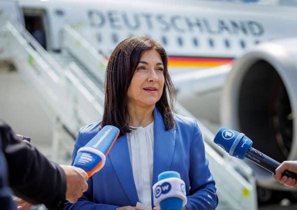 Berlin, Katherina Reiche reist in die Türkei #2 Katherina Reiche (CDU), Bundesministerin fuer Wirtschaft und Energie, aufgenommen im Rahmen ihrer Reise in die Tuerkei. Hier am Flughafen Berlin. Fotografiert im Auftrag des BMWE Berlin Deutschland *** Katherina Reiche (CDU), Federal Minister for Economic Affairs and Energy, photographed during her trip to Turkey. Here at Berlin Airport. Photographed on behalf of the BMWE, Berlin, Germany,detected_source_language Copyright: xThomasxKoehlerx