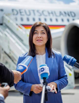 Berlin, Katherina Reiche reist in die Türkei #2 Katherina Reiche (CDU), Bundesministerin fuer Wirtschaft und Energie, aufgenommen im Rahmen ihrer Reise in die Tuerkei. Hier am Flughafen Berlin. Fotografiert im Auftrag des BMWE Berlin Deutschland *** Katherina Reiche (CDU), Federal Minister for Economic Affairs and Energy, photographed during her trip to Turkey. Here at Berlin Airport. Photographed on behalf of the BMWE, Berlin, Germany,detected_source_language Copyright: xThomasxKoehlerx
