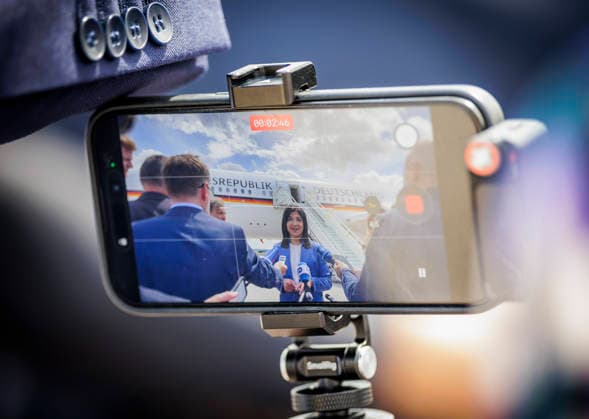 Berlin, Katherina Reiche reist in die Türkei #2 Katherina Reiche (CDU), Bundesministerin fuer Wirtschaft und Energie, aufgenommen im Rahmen ihrer Reise in die Tuerkei. Hier am Flughafen Berlin. Fotografiert im Auftrag des BMWE Berlin Deutschland *** Katherina Reiche (CDU), Federal Minister for Economic Affairs and Energy, photographed during her trip to Turkey. Here at Berlin Airport. Photographed on behalf of the BMWE, Berlin, Germany,detected_source_language Copyright: xThomasxKoehlerx