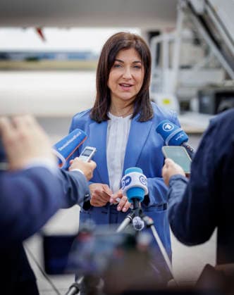 Berlin, Katherina Reiche reist in die Türkei #2 Katherina Reiche (CDU), Bundesministerin fuer Wirtschaft und Energie, aufgenommen im Rahmen ihrer Reise in die Tuerkei. Hier am Flughafen Berlin. Fotografiert im Auftrag des BMWE Berlin Deutschland *** Katherina Reiche (CDU), Federal Minister for Economic Affairs and Energy, photographed during her trip to Turkey. Here at Berlin Airport. Photographed on behalf of the BMWE, Berlin, Germany,detected_source_language Copyright: xThomasxKoehlerx