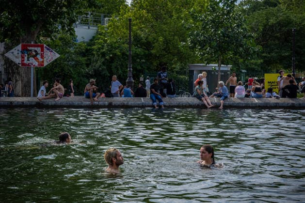 (260618) -- PARIS, June 18, 2026 -- People swim in the Saint-Martin Canal to cool off during hot weather in Paris, France, June 18, 2026. (Photo by Xinhua) FRANCE-PARIS-HEATWAVE AurelienxMorissard 