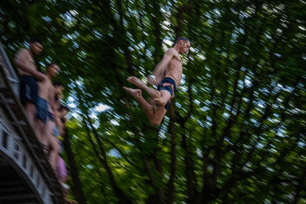 (260618) -- PARIS, June 18, 2026 -- A man jumps into the Saint-Martin Canal to cool off during hot weather in Paris, France, June 18, 2026. (Photo by Xinhua) FRANCE-PARIS-HEATWAVE AurelienxMorissard 