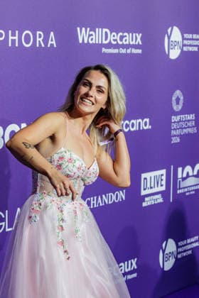 18.06.2026. Düsseldorf. Sarah Mangione am Purple Carpet bei der Verleihung des Deutschen Parfumpreises DUFTSTARS 2026 in der Düsseldorfer Rheinterrasse. Die DUFTSTARS zählen zu den renommiertesten Beauty- und Duft-Awards Deutschlands und bringen jedes Jahr Persönlichkeiten aus Beauty, Fashion, Medien und Entertainment zusammen. Düsseldorf Rheinterrasse Nordrhein-Westfalen Deutschland *** June 18, 2026, Düsseldorf