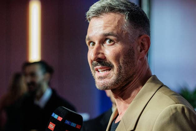 18.06.2026. Düsseldorf. Jochen Schropp am Purple Carpet bei der Verleihung des Deutschen Parfumpreises DUFTSTARS 2026 in der Düsseldorfer Rheinterrasse. Die DUFTSTARS zählen zu den renommiertesten Beauty- und Duft-Awards Deutschlands und bringen jedes Jahr Persönlichkeiten aus Beauty, Fashion, Medien und Entertainment zusammen. Düsseldorf Rheinterrasse Nordrhein-Westfalen Deutschland *** June 18, 2026, Düsseldorf