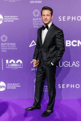 18.06.2026. Düsseldorf. Alexander Kumptner am Purple Carpet bei der Verleihung des Deutschen Parfumpreises DUFTSTARS 2026 in der Düsseldorfer Rheinterrasse. Die DUFTSTARS zählen zu den renommiertesten Beauty- und Duft-Awards Deutschlands und bringen jedes Jahr Persönlichkeiten aus Beauty, Fashion, Medien und Entertainment zusammen. Düsseldorf Rheinterrasse Nordrhein-Westfalen Deutschland *** June 18, 2026, Düsseldorf