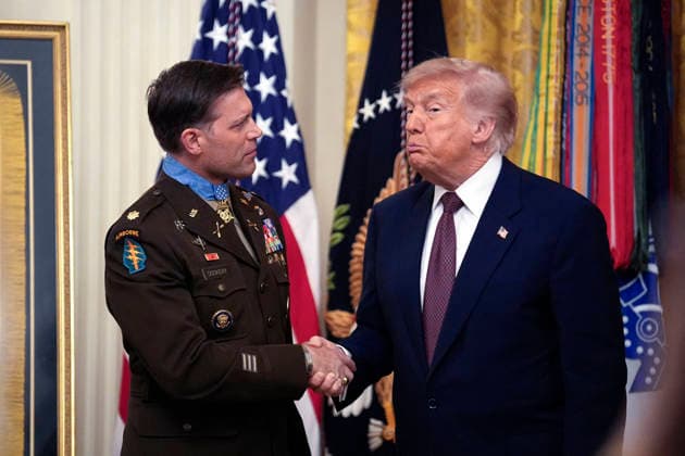 Donald Trump awards the Medal of Honor - Washington President Donald Trump award the Medal of Honor to U.S. Army Major Nicholas Dockery during a ceremony in the East Room at the White House in Washington on June 18, 2026. Photo by Yuri Gripas ABACAPRESS.COM Washington DC United States  Copyright: xGripasxYuri ABACAx