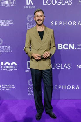 18.06.2026. Düsseldorf. Jochen Schropp am Purple Carpet bei der Verleihung des Deutschen Parfumpreises DUFTSTARS 2026 in der Düsseldorfer Rheinterrasse. Die DUFTSTARS zählen zu den renommiertesten Beauty- und Duft-Awards Deutschlands und bringen jedes Jahr Persönlichkeiten aus Beauty, Fashion, Medien und Entertainment zusammen. Düsseldorf Rheinterrasse Nordrhein-Westfalen Deutschland *** June 18, 2026, Düsseldorf