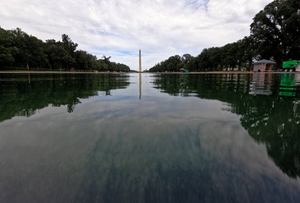 June 18, 2026, Washington, District Of Columbia, USA: National Park Service employees remove green algae from the bottom of the Lincoln Memorial Reflecting Pool in Washington, DC, USA, on June 18, 2026. The NPS is working to control and remove the algae bloom that has turned the pool green following the Trump Administration s recent 4 million repair, resealing, and painting project. Washington USA  - ZUMAs337 20260618_znp_s337_002 Copyright: xGentxShkullakux