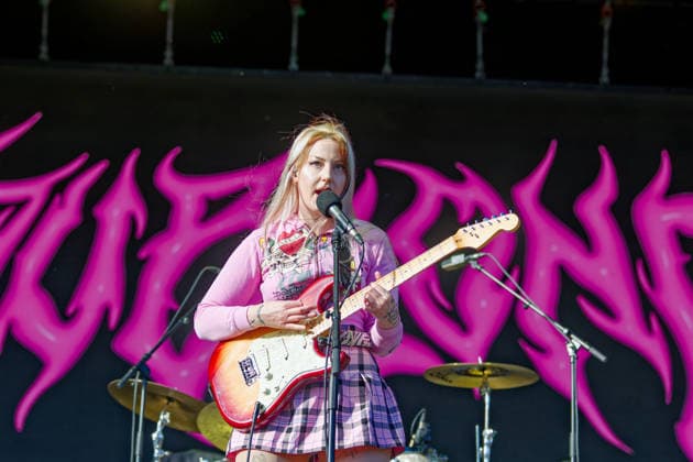 June 18, 2026, Northwich, United Kingdom: BETH JEANS HOUGHTON (Lead Vocals & Rhythm Guitar) Aka Du Blonde performing at Delamere Forest, Cheshire UK as part of the annual Forest Live summer concert series. Northwich United Kingdom  - ZUMAp211 20260618_aap_p211_039 Copyright: xAndyxVonxPipx